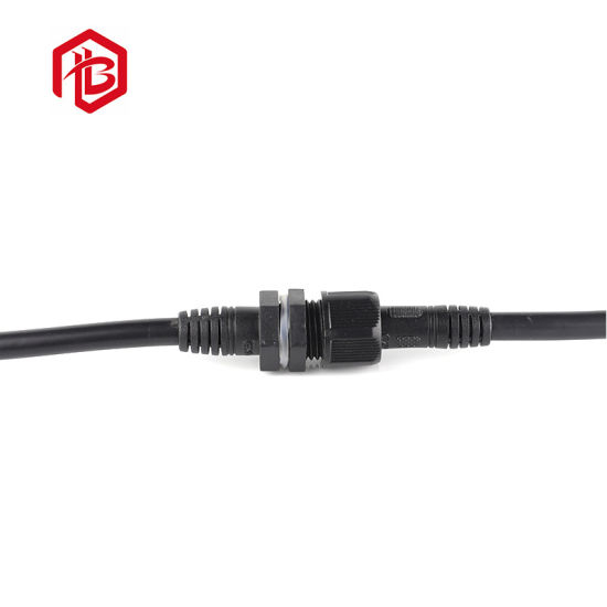 Enchufe los conectores del adaptador del cable de alimentación PVC